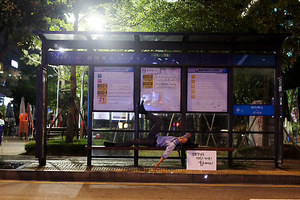 포토 JPG 전신 남자 응원 피곤 한명 정장 성인 야외 옆모습 30대 눕기 한국인 표어 직장인 비즈니스맨 버스정류장 고독 졸음 야간 퇴근 격려 위로 성인남자한명만 장년남자한명만 국내포토 자연요소 직업 1 옷 감정 뷰포인트 컨셉 비즈니스 모션 사람 동양인 장년 역 출퇴근 남자한명만 성인남자만 장년남자만 파일형식