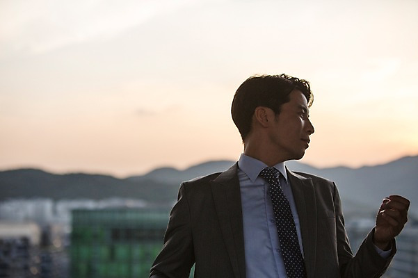 포토 JPG 주간 남자 여유 휴식 한명 정장 상반신 성인 야외 앞모습 30대 일몰 한국인 도시 비즈니스맨 옥상 성인남자한명만 장년남자한명만 국내포토 자연요소 1 옷 감정 뷰포인트 컨셉 비즈니스 사람 동양인 장년 노을 직장인 남자한명만 성인남자만 장년남자만 파일형식