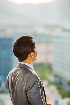 포토 JPG 주간 남자 여유 휴식 한명 정장 상반신 성인 야외 옆모습 아웃포커스 30대 한국인 도시 비즈니스맨 옥상 성인남자한명만 장년남자한명만 국내포토 자연요소 1 옷 감정 뷰포인트 컨셉 비즈니스 촬영기법 사람 동양인 장년 직장인 남자한명만 성인남자만 장년남자만 파일형식