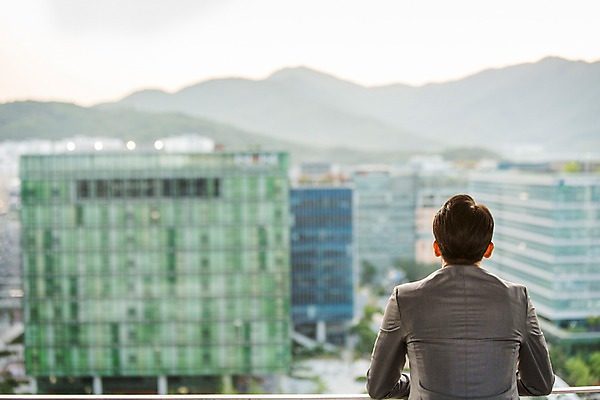 포토 JPG 주간 남자 여유 난간 휴식 한명 정장 상반신 성인 야외 뒷모습 아웃포커스 30대 기댐 한국인 도시 비즈니스맨 옥상 성인남자한명만 장년남자한명만 국내포토 자연요소 1 옷 감정 뷰포인트 컨셉 비즈니스 모션 촬영기법 사람 동양인 장년 직장인 남자한명만 성인남자만 장년남자만 파일형식
