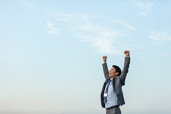 포토 JPG 주간 남자 여유 하늘 휴식 한명 웃음 정장 상반신 성인 야외 옆모습 30대 손들기 주먹 기쁨 만세 한국인 비즈니스맨 만족 상쾌 사원증 성인남자한명만 장년남자한명만 국내포토 자연요소 1 옷 감정 뷰포인트 컨셉 비즈니스 모션 표정 사람 동양인 장년 직장인 남자한명만 성인남자만 장년남자만 파일형식