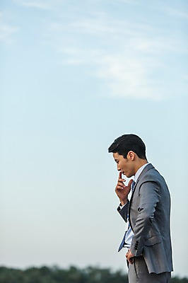 포토 JPG 주간 남자 허리손 하늘 한명 정장 손짓 상반신 성인 야외 옆모습 30대 한국인 비즈니스맨 고독 고민 갈등 성인남자한명만 장년남자한명만 국내포토 자연요소 1 옷 감정 뷰포인트 포즈 비즈니스 모션 사람 동양인 장년 직장인 남자한명만 성인남자만 장년남자만 파일형식