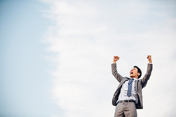 포토 JPG 주간 남자 하늘 한명 서기 정장 상반신 성인 야외 앞모습 30대 외침 주먹 만세 한국인 비즈니스맨 자신감 상쾌 열정 사원증 성인남자한명만 장년남자한명만 국내포토 자연요소 1 옷 감정 뷰포인트 비즈니스 모션 사람 동양인 장년 소리 직장인 남자한명만 성인남자만 장년남자만 파일형식