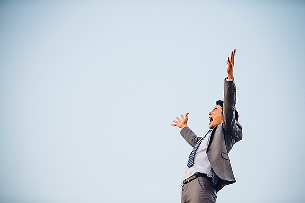 포토 JPG 주간 남자 하늘 한명 서기 정장 상반신 성인 야외 옆모습 30대 손들기 외침 만세 한국인 비즈니스맨 자신감 상쾌 열정 성인남자한명만 장년남자한명만 국내포토 자연요소 1 옷 감정 뷰포인트 비즈니스 모션 사람 동양인 장년 소리 직장인 남자한명만 성인남자만 장년남자만 파일형식