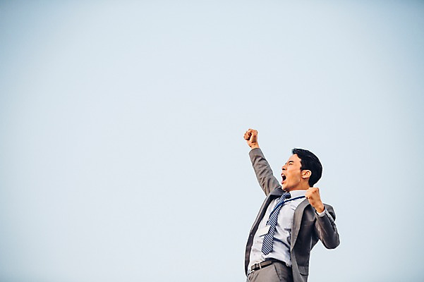 포토 JPG 주간 남자 하늘 한명 서기 정장 상반신 성인 야외 옆모습 30대 손들기 파이팅 외침 주먹 한국인 비즈니스맨 자신감 상쾌 열정 사원증 성인남자한명만 장년남자한명만 국내포토 자연요소 1 옷 감정 뷰포인트 비즈니스 모션 사람 동양인 장년 소리 직장인 남자한명만 성인남자만 장년남자만 파일형식
