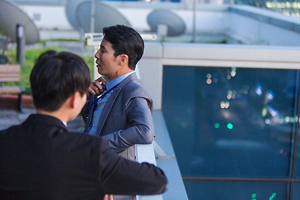 포토 JPG 주간 남자 여유 난간 휴식 대화 정장 상반신 성인 야외 두명 옆모습 뒷모습 30대 기댐 한국인 도시 비즈니스맨 옥상 격려 위로 성인남자만 국내포토 자연요소 옷 감정 뷰포인트 컨셉 비즈니스 모션 말하기 사람 동양인 장년 직장인 남자만 성인만 파일형식