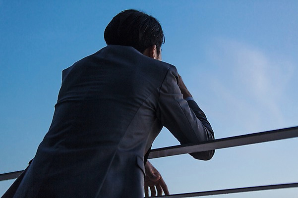 포토 JPG 주간 남자 난간 휴식 한명 정장 상반신 성인 야외 뒷모습 30대 기댐 한국인 발코니 비즈니스맨 고독 고민 성인남자한명만 장년남자한명만 국내포토 자연요소 1 옷 감정 뷰포인트 컨셉 비즈니스 모션 사람 동양인 장년 직장인 남자한명만 성인남자만 장년남자만 파일형식