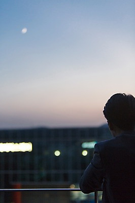 포토 JPG 주간 남자 난간 휴식 한명 정장 상반신 성인 야외 뒷모습 30대 기댐 한국인 발코니 도시 비즈니스맨 고독 고민 성인남자한명만 장년남자한명만 국내포토 자연요소 1 옷 감정 뷰포인트 컨셉 비즈니스 모션 사람 동양인 장년 직장인 남자한명만 성인남자만 장년남자만 파일형식