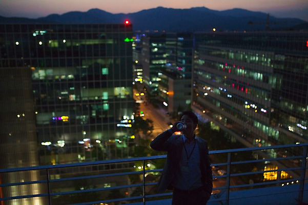 포토 JPG 남자 난간 휴식 한명 정장 상반신 성인 야외 앞모습 30대 기댐 한국인 마시기 발코니 도시 비즈니스맨 고독 야간 고민 캔맥주 성인남자한명만 장년남자한명만 국내포토 자연요소 1 옷 감정 뷰포인트 컨셉 비즈니스 모션 맥주 사람 동양인 장년 직장인 캔 남자한명만 성인남자만 장년남자만 파일형식