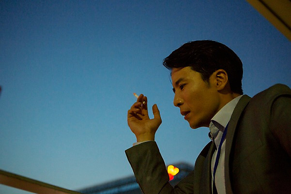 포토 JPG 남자 난간 휴식 흡연 담배 한명 정장 상반신 성인 야외 30대 기댐 한국인 발코니 비즈니스맨 고독 고민 성인남자한명만 장년남자한명만 국내포토 1 옷 감정 컨셉 비즈니스 모션 사람 동양인 장년 직장인 남자한명만 성인남자만 장년남자만 파일형식