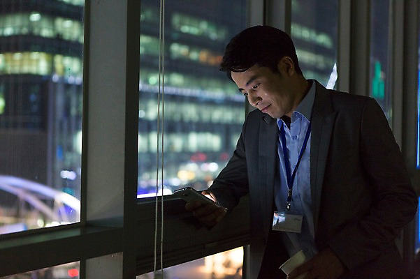 포토 JPG 남자 휴식 실내 한명 상반신 성인 30대 스마트폰 사무실 어둠 한국인 비즈니스맨 고독 야간 창가 그리움 야근 사원증 성인남자한명만 장년남자한명만 국내포토 자연요소 1 감정 컨셉 비즈니스 창문 사람 동양인 내부 장년 핸드폰 스마트기기 업무 직장인 남자한명만 성인남자만 장년남자만 파일형식