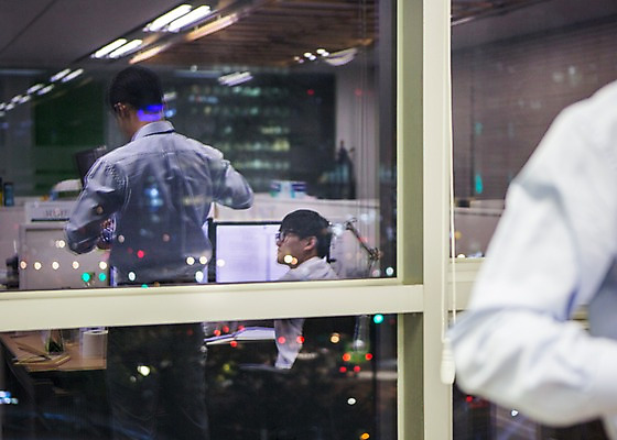 포토 JPG 남자 창문 실내 서기 앉기 정장 상반신 성인 두명 뒷모습 30대 사무실 반사 한국인 짜증 비즈니스맨 야간 상사 꾸지람 심술 괴로움 긴장 야근 성인남자만 국내포토 자연요소 옷 감정 뷰포인트 비즈니스 모션 사람 동양인 내부 장년 업무 직장인 체벌 남자만 성인만 파일형식