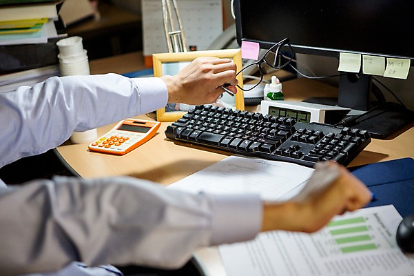포토 JPG 손 남자 실내 한명 정장 성인 신체부위 30대 사무실 한국인 업무 비즈니스맨 지루함 기지개 열정 야근 워커홀릭 국내포토 1 옷 감정 비즈니스 모션 사람 동양인 내부 장년 작업 직장인 파일형식