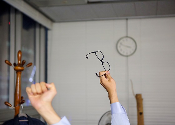 포토 JPG 손 남자 안경 실내 한명 정장 성인 신체부위 30대 사무실 한국인 업무 비즈니스맨 지루함 기지개 열정 야근 국내포토 1 잡화 옷 감정 비즈니스 모션 사람 동양인 내부 장년 작업 직장인 파일형식