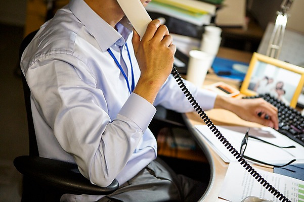 포토 JPG 남자 실내 한명 앉기 정장 상반신 성인 옆모습 30대 사무실 한국인 업무 비즈니스맨 지루함 유선전화기 수화기 열정 통화 야근 워커홀릭 국내포토 1 옷 감정 뷰포인트 비즈니스 모션 사람 동양인 내부 장년 작업 직장인 전화기 파일형식