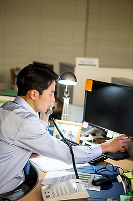 포토 JPG 남자 실내 한명 들기 앉기 정장 상반신 성인 옆모습 30대 사무실 볼펜 한국인 업무 비즈니스맨 지루함 유선전화기 열정 통화 야근 워커홀릭 성인남자한명만 장년남자한명만 국내포토 1 옷 감정 뷰포인트 비즈니스 모션 사람 동양인 내부 장년 펜 작업 직장인 전화기 남자한명만 성인남자만 장년남자만 파일형식