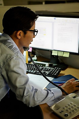 포토 JPG 남자 안경 실내 한명 들기 앉기 정장 상반신 성인 옆모습 30대 사무실 볼펜 한국인 업무 비즈니스맨 지루함 유선전화기 열정 통화 야근 워커홀릭 성인남자한명만 장년남자한명만 안경낌 국내포토 1 잡화 옷 감정 뷰포인트 비즈니스 모션 사람 동양인 내부 장년 펜 작업 직장인 전화기 남자한명만 성인남자만 장년남자만 파일형식