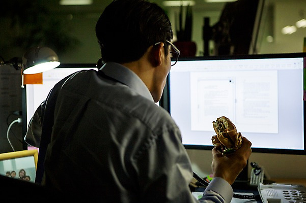 포토 JPG 남자 안경 실내 한명 앉기 정장 상반신 성인 뒷모습 30대 사무실 한국인 햄버거 업무 비즈니스맨 지루함 먹기 유선전화기 열정 통화 야근 워커홀릭 성인남자한명만 장년남자한명만 안경낌 국내포토 1 잡화 옷 감정 뷰포인트 비즈니스 모션 패스트푸드 사람 동양인 내부 장년 작업 직장인 전화기 남자한명만 성인남자만 장년남자만 파일형식