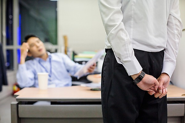 포토 JPG 남자 실내 서기 앉기 정장 상반신 성인 두명 뒷모습 아웃포커스 30대 사무실 한국인 짜증 비즈니스맨 상사 꾸지람 심술 괴로움 긴장 야근 성인남자만 국내포토 옷 감정 뷰포인트 비즈니스 모션 촬영기법 사람 동양인 내부 장년 업무 직장인 체벌 남자만 성인만 파일형식