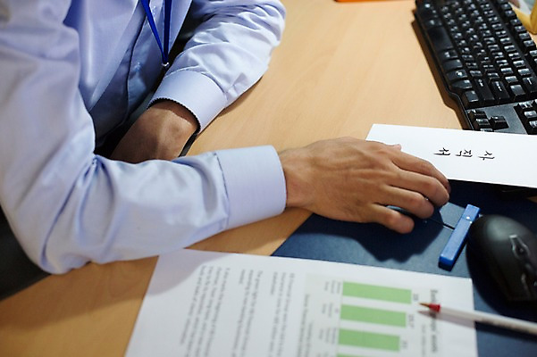 포토 JPG 남자 실내 한명 앉기 상반신 성인 30대 사무실 한국인 비즈니스맨 고민 갈등 사표 퇴사 국내포토 1 감정 비즈니스 모션 사람 동양인 내부 장년 직장인 파일형식