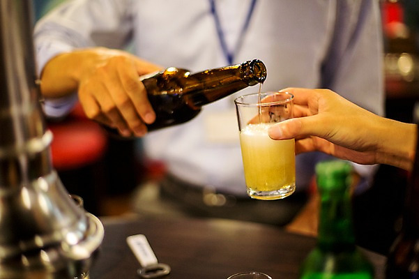 포토 JPG 손 남자 맥주 실내 상반신 성인 두명 앞모습 신체부위 30대 식당 한국인 비즈니스맨 붓기 맥주잔 격려 맥주병 위로 회식 국내포토 감정 뷰포인트 술잔 비즈니스 모션 술병 주류 사람 동양인 내부 장년 상점 식사 직장인 파일형식