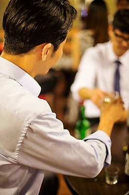 포토 JPG 남자 실내 상반신 성인 두명 30대 식당 한국인 비즈니스맨 격려 위로 회식 성인남자만 국내포토 감정 비즈니스 모션 사람 동양인 내부 장년 상점 식사 직장인 남자만 성인만 파일형식