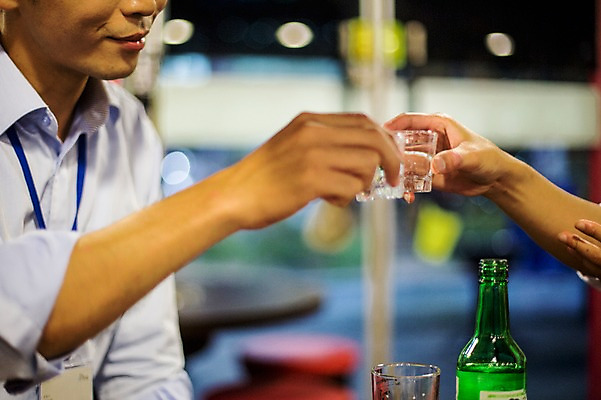 포토 JPG 손 남자 실내 들기 상반신 성인 두명 신체부위 30대 식당 한국인 비즈니스맨 건배 격려 소주 소주병 사원증 위로 소주잔 회식 국내포토 감정 술잔 비즈니스 모션 술병 주류 사람 동양인 내부 장년 상점 식사 직장인 파일형식