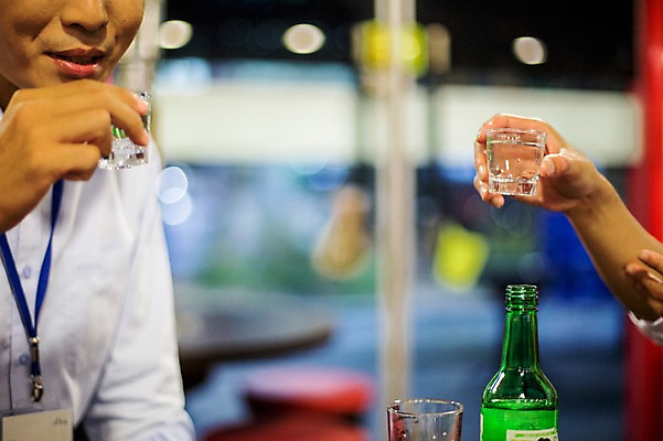 포토 JPG 손 남자 실내 들기 상반신 성인 두명 신체부위 30대 식당 한국인 마시기 비즈니스맨 격려 소주 소주병 사원증 위로 소주잔 회식 국내포토 감정 술잔 비즈니스 모션 술병 주류 사람 동양인 내부 장년 상점 식사 직장인 파일형식