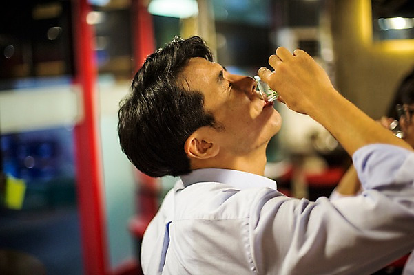 포토 JPG 남자 실내 한명 상반신 성인 옆모습 30대 식당 눈감음 한국인 마시기 비즈니스맨 격려 소주 위로 소주잔 회식 성인남자한명만 장년남자한명만 혼족 국내포토 1 감정 뷰포인트 술잔 비즈니스 모션 주류 사람 동양인 내부 장년 상점 식사 직장인 싱글라이프 남자한명만 성인남자만 장년남자만 파일형식