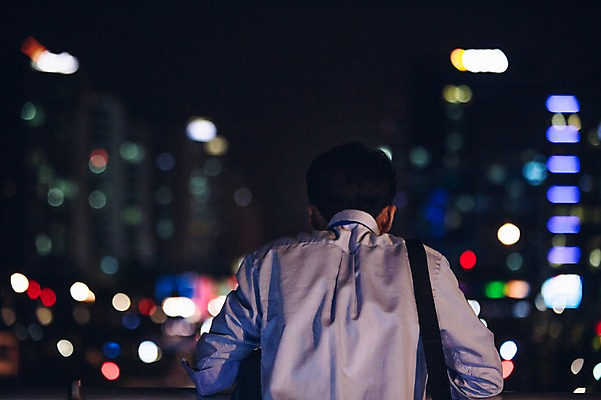 포토 JPG 남자 난간 피곤 한명 정장 상반신 성인 야외 뒷모습 30대 기댐 한국인 도시 비즈니스맨 고독 야간 퇴근 그리움 육교 성인남자한명만 장년남자한명만 국내포토 자연요소 1 옷 감정 뷰포인트 컨셉 비즈니스 모션 사람 동양인 장년 다리_건축물 직장인 출퇴근 남자한명만 성인남자만 장년남자만 파일형식