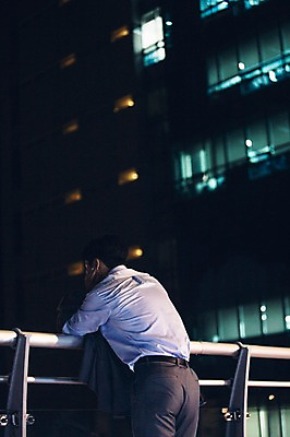 포토 JPG 남자 난간 피곤 한명 정장 상반신 성인 야외 뒷모습 30대 기댐 재킷 한국인 도시 비즈니스맨 고독 야간 퇴근 그리움 육교 성인남자한명만 장년남자한명만 국내포토 자연요소 1 옷 감정 뷰포인트 컨셉 비즈니스 모션 사람 동양인 장년 외투 다리_건축물 직장인 출퇴근 남자한명만 성인남자만 장년남자만 파일형식