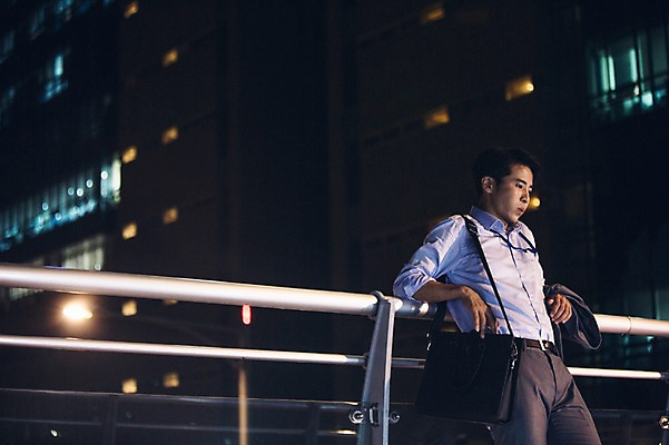 포토 JPG 남자 서류가방 난간 피곤 한명 정장 상반신 성인 야외 앞모습 30대 기댐 재킷 한국인 도시 비즈니스맨 고독 야간 퇴근 그리움 육교 성인남자한명만 장년남자한명만 국내포토 자연요소 1 옷 감정 뷰포인트 컨셉 가방 비즈니스 모션 사람 동양인 장년 외투 다리_건축물 직장인 출퇴근 남자한명만 성인남자만 장년남자만 파일형식