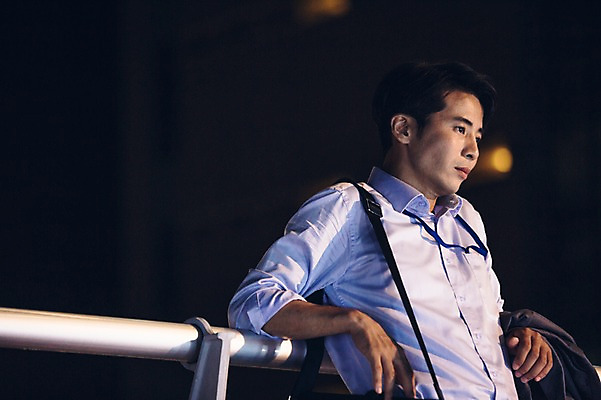 포토 JPG 남자 서류가방 난간 피곤 한명 정장 상반신 성인 야외 앞모습 30대 기댐 재킷 한국인 도시 비즈니스맨 고독 야간 퇴근 그리움 육교 성인남자한명만 장년남자한명만 국내포토 자연요소 1 옷 감정 뷰포인트 컨셉 가방 비즈니스 모션 사람 동양인 장년 외투 다리_건축물 직장인 출퇴근 남자한명만 성인남자만 장년남자만 파일형식