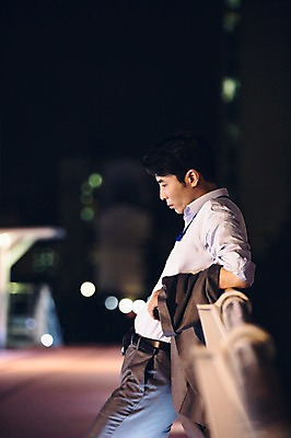 포토 JPG 남자 난간 피곤 한명 정장 상반신 성인 야외 옆모습 30대 기댐 재킷 한국인 도시 비즈니스맨 고독 야간 퇴근 그리움 육교 성인남자한명만 장년남자한명만 국내포토 자연요소 1 옷 감정 뷰포인트 컨셉 비즈니스 모션 사람 동양인 장년 외투 다리_건축물 직장인 출퇴근 남자한명만 성인남자만 장년남자만 파일형식