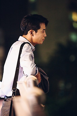 포토 JPG 남자 서류가방 난간 피곤 한명 정장 상반신 성인 야외 옆모습 30대 기댐 재킷 한국인 도시 비즈니스맨 고독 야간 퇴근 그리움 육교 성인남자한명만 장년남자한명만 국내포토 자연요소 1 옷 감정 뷰포인트 컨셉 가방 비즈니스 모션 사람 동양인 장년 외투 다리_건축물 직장인 출퇴근 남자한명만 성인남자만 장년남자만 파일형식