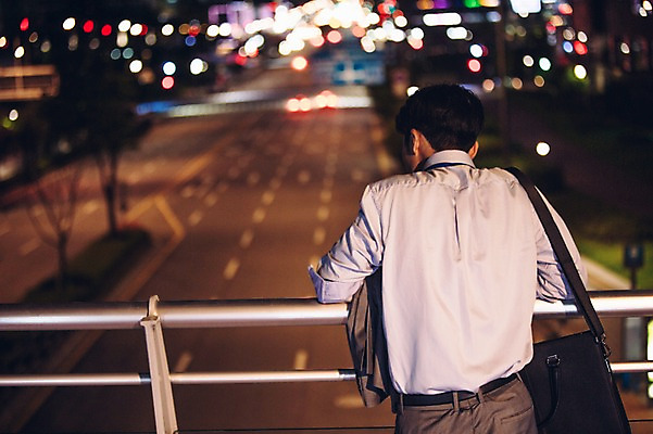 포토 JPG 남자 서류가방 난간 피곤 한명 정장 상반신 성인 야외 뒷모습 30대 기댐 재킷 한국인 도시 비즈니스맨 고독 야간 퇴근 그리움 육교 성인남자한명만 장년남자한명만 국내포토 자연요소 1 옷 감정 뷰포인트 컨셉 가방 비즈니스 모션 사람 동양인 장년 외투 다리_건축물 직장인 출퇴근 남자한명만 성인남자만 장년남자만 파일형식