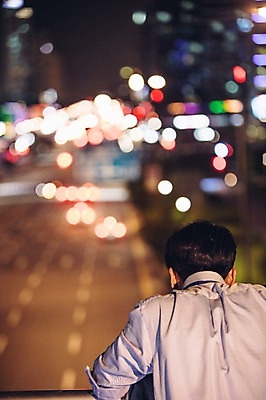 포토 JPG 남자 난간 피곤 한명 정장 상반신 성인 야외 뒷모습 30대 기댐 한국인 도시 비즈니스맨 고독 야간 퇴근 그리움 육교 성인남자한명만 장년남자한명만 국내포토 자연요소 1 옷 감정 뷰포인트 컨셉 비즈니스 모션 사람 동양인 장년 다리_건축물 직장인 출퇴근 남자한명만 성인남자만 장년남자만 파일형식