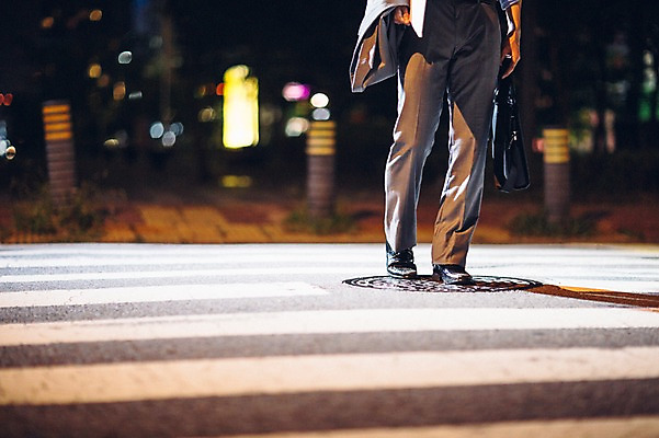 포토 JPG 남자 피곤 한명 서기 정장 성인 야외 앞모습 30대 걷기 재킷 한국인 하반신 도시 비즈니스맨 횡단보도 야간 퇴근 후회 성인남자한명만 장년남자한명만 국내포토 자연요소 1 옷 감정 뷰포인트 컨셉 비즈니스 모션 사람 동양인 장년 외투 직장인 보행로 출퇴근 남자한명만 성인남자만 장년남자만 파일형식