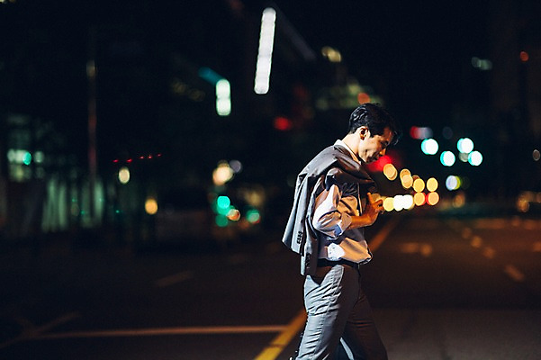 포토 JPG 남자 피곤 한명 정장 상반신 성인 야외 옆모습 30대 걷기 재킷 한국인 도시 비즈니스맨 횡단보도 야간 퇴근 후회 성인남자한명만 장년남자한명만 국내포토 자연요소 1 옷 감정 뷰포인트 컨셉 비즈니스 모션 사람 동양인 장년 외투 직장인 보행로 출퇴근 남자한명만 성인남자만 장년남자만 파일형식