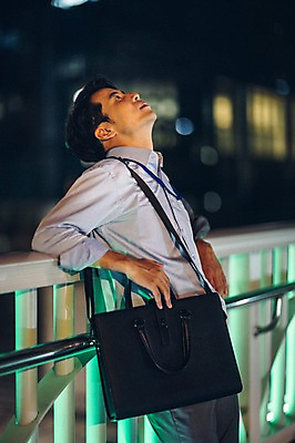 포토 JPG 남자 서류가방 난간 피곤 한명 정장 상반신 성인 야외 옆모습 30대 기댐 한국인 올려보기 도시 비즈니스맨 야간 퇴근 고개들기 후회 성인남자한명만 장년남자한명만 국내포토 자연요소 1 옷 감정 뷰포인트 컨셉 가방 비즈니스 모션 사람 동양인 장년 직장인 출퇴근 남자한명만 성인남자만 장년남자만 파일형식