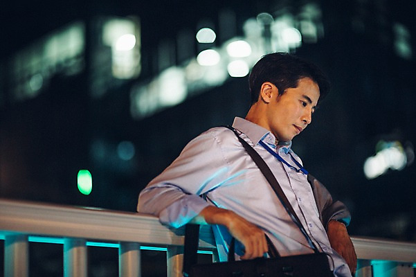 포토 JPG 남자 서류가방 피곤 한명 정장 상반신 성인 야외 옆모습 30대 기댐 한국인 도시 비즈니스맨 야간 퇴근 후회 성인남자한명만 장년남자한명만 국내포토 자연요소 1 옷 감정 뷰포인트 컨셉 가방 비즈니스 모션 사람 동양인 장년 직장인 출퇴근 남자한명만 성인남자만 장년남자만 파일형식