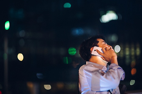 포토 JPG 남자 피곤 한명 정장 상반신 성인 야외 옆모습 30대 스마트폰 한국인 도시 비즈니스맨 야간 퇴근 통화 후회 성인남자한명만 장년남자한명만 국내포토 자연요소 1 옷 감정 뷰포인트 컨셉 비즈니스 모션 사람 동양인 장년 핸드폰 스마트기기 직장인 출퇴근 남자한명만 성인남자만 장년남자만 파일형식