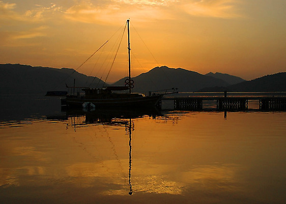 포토 JPG 해외이미지 구름 바다 섬 여행 오렌지 자연 하늘 아침 낚시 휴가 항해 풍경 사람없음 야외 물 태양 반사 여행객 평화 일몰 새벽 보트 상승 방문 칠면조 나루 뱃놀이 해외202004 튀르키예 해외포토 주간 자연요소 아시아 컨셉 배_교통 과일 조류 레저 사람 노을 전통놀이 생태계 파일형식 이미지허브