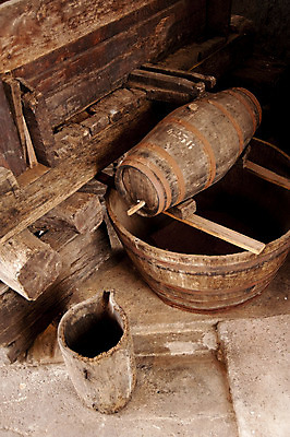 포토 JPG 해외이미지 음료 통 사람없음 목재 와인 마시기 포르투갈 포도나무 양조장 해외202004 해외포토 나무 유럽 재료 모션 주류 과일나무 파일형식 이미지허브