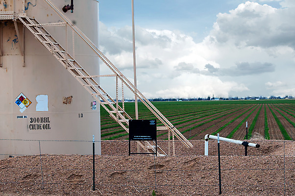 포토 JPG 해외이미지 산업 밭 농업 사다리 하늘 사람없음 물 농장 계단 상점 금속 힘 에너지 시골 휘발유 석유 컨테이너 탱크 연료 가스 수납 멀리 내추럴 디젤 베터리 철강 화학물질 해외202004 해외포토 자연요소 재질 도구 화학 파일형식 이미지허브
