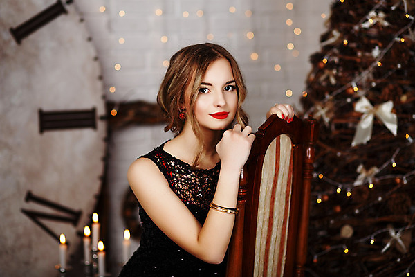 포토 JPG 해외이미지 모델 드레스 옷 여자 행복 얼굴 시계 크리스마스 의자 팔찌 새해 한명 사람 장식 빨간색 빛 금발 크리스마스트리 파티 유행 검은색 축하 칵테일 우아함 저녁 수집 날씬함 스마트 입술 스타일링 스타일 해외202004 해외포토 1 헤어스타일 기념일 감정 컬러 가구 컨셉 장신구 주류 이벤트 신체부위 야간 몸매 파일형식 이미지허브