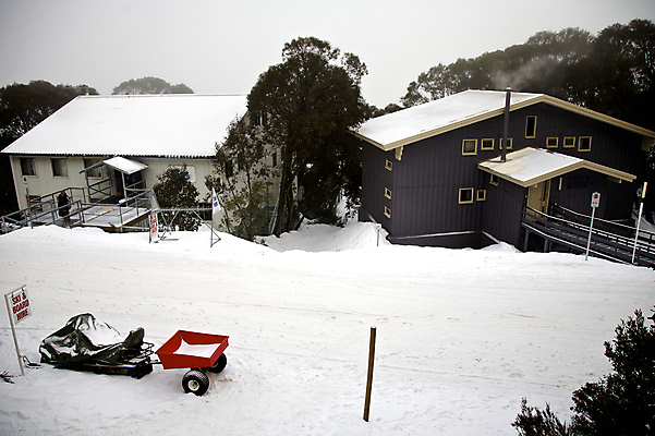 포토 JPG 해외이미지 나무 전통 유럽 여행 겨울 자연 하늘 지붕 휴가 스키 산 주택 협상 풍경 사람없음 야외 건물 마을 계곡 냉동 얼음 추위 흰색 시골 오두막 휴양지 서명 고용 단절 샬레 해외202004 해외포토 자연요소 식물 건축물 계절 나라 컬러 비즈니스 겨울스포츠 실험기구 장소 구직 생태계 채용 파일형식 이미지허브