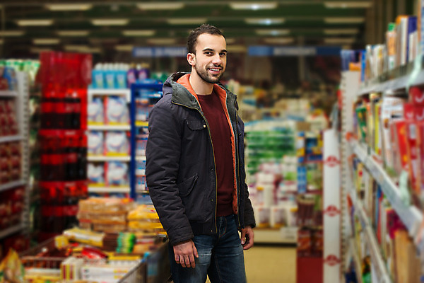 포토 JPG 해외이미지 백인 1 라이프스타일 잡화 남자 행복 음식 다이어트 채소 과일 비즈니스 부분 건강 한명 미소 사람 인종 성인 30대 바구니 상점 카트 신선 시장 구매 먹기 고객 통로 상업 슈퍼마켓 유전자변형 해외202004 해외포토 서양인 감정 모션 표정 생활 장년 쇼핑 파일형식 이미지허브