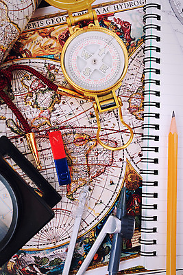 포토 JPG 해외이미지 라이프스타일 종이 바다 여행 백그라운드 컨셉 지도 돈 장신구 탁자 돋보기 휴가 설계 문구용품 사람없음 목재 세트 세계 사무실 연필 카메라 쪽지 공백 계산기 탐험 수확 골동품 나침반 모험가 오브젝트 준비 복고 정사각형 자석 옛날 원정 캘리퍼스 항목 해외202004 해외포토 도형 나무 가구 농업 비즈니스 재료 학용품 생활 전자제품 필기구 장비 공구 재산 파일형식 이미지허브