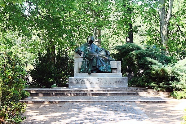 포토 JPG 해외이미지 나무 식물 공원 유럽 조각 사람없음 초록색 조각상 해충 철 작가 헝가리 천연기념물 다뉴브강 부다페스트 해외202004 해외포토 직업 공공시설 나라 컬러 조형물 벌레 동유럽 파일형식 이미지허브